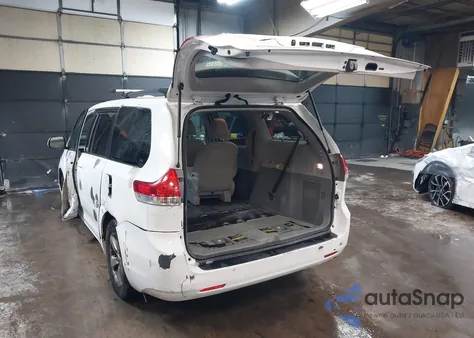 2014 Toyota Sienna Le V6 8 Passenger z USA, uszkodzony, nr VIN 5TDKK3DC6ES521804